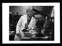<p>José Val del Omar en uno de sus laboratorios.</p>