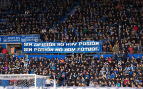 <p>Aficionados del Alavés muestran una pancarta que dice: 'Sin afición no hay pasión. Sin pasión no hay fútbol'.</p>