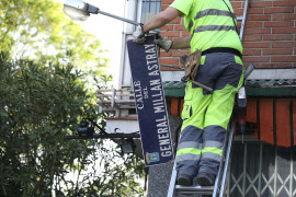 <p>Retirada de la placa de la calle del general Millán Astray por el Ayuntamiento de Madrid en 2018.</p>