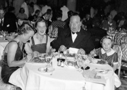 <p>Joan Harrison, segunda por la izquierda, junto al matrimonio Hitchcock (1937).</p>