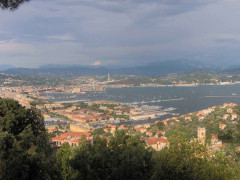 <p>Vista del golfo con el arsenal militar de la marina en primer plano.</p>