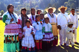 <p>Fotografía de una familia mazahua de Michoacán (México).</p>
