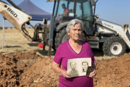 <p>Fernanda Fernández junto a una foto de sus padres en la excavación de Los Cerralbos.</p>