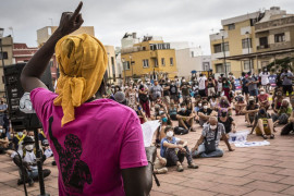 <p>Una mujer migrante habla en uno de los actos en Canarias.</p>