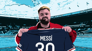 <p>Ibai Llanos posa con la camiseta que le regaló Messi en su presentación como futbolista del PSG.</p>