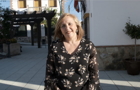 <p>La alcaldesa de Tamurejo (Badajoz), Rosa María Araujo, a la entrada del Ayuntamiento.</p>