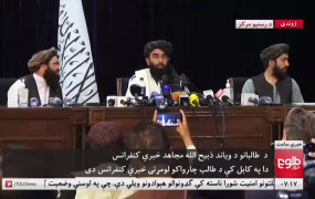 <p>El portavoz de los talibanes, Zabihullah Mujahid (centro), en rueda de prensa el 17 de agosto.</p>