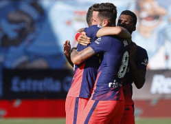 <p>Saúl abraza a Correa, a quien asistió en el segundo gol del Atleti en Balaídos.</p>