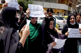 <p>Un grupo de mujeres afganas protesta en las calles de Kabul contra los talibán (Afganistán, hace unos días).</p>
