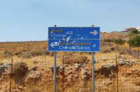 <p>Un cartel lleno de balazos cerca de Hora Sfakion (Creta, Grecia).</p>