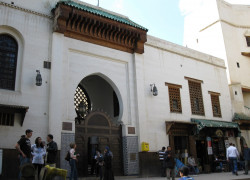 <p>Entrada a la biblioteca de la mezquita de Qarawiyyin, en Fez (Marruecos), fundada por Fátima Al-Fihri.</p>
