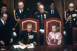 <p>El Rey Juan Carlos sanciona la Constitución, el 27 de diciembre de 1978.</p>