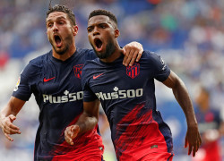 <p>Koke y Lemar celebran el gol del francés que dio la victoria al Atleti en el minuto 99. </p>