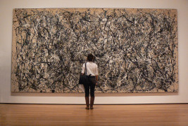 <p>Mujer admirando un cuadro en el museo de Midtown (Nueva York).</p>