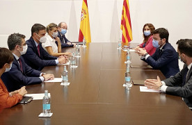 <p>El presidente Pedro Sánchez y el president Pere Aragonés inician la mesa de diálogo (Barcelona, 15 de septiembre de 2021).</p>