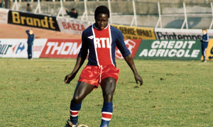 <p>Jean-Pierre Adams, con la camiseta del Paris Saint-Germain, equipo en el que jugó entre 1977 y 1979.</p>