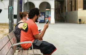 <p>Mirando el móvil (Plaça de Sant Joan Coromines, Barcelona).</p>