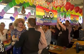 <p>Activistas partidarios del sí celebran la aprobación en referéndum del matrimonio igualitario en Suiza.</p>