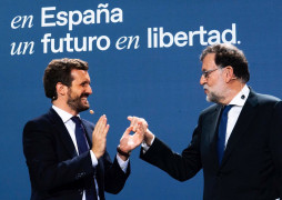 <p>El candidato del PP Pablo Casado y el expresidente Mariano Rajoy en la apertura del congreso nacional del PP (Santiago).</p>