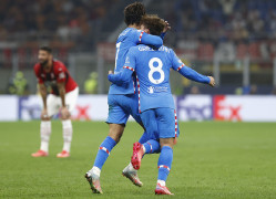 <p>João felicita a Griezmann por el gol que igualó el marcador en San Siro.</p>