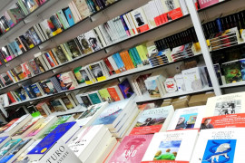 <p>Libros expuestos en una de las casetas de Penguin Random House en la pasada Feria del Libro de Madrid.</p>