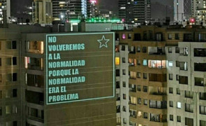 <p>Proyección lumínica de Matías Segura sobre la pared de un edificio en Santiago de Chile.</p>