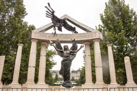 <p>Monumento a las víctimas de la ocupación alemana en Budapest (Hungría), polémico por su omisión del colaboracionismo.</p>