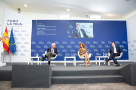 <p>Felipe González y Mariano Rajoy, durante su diálogo en el foro económico.</p>
