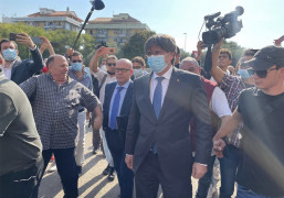 <p>Carles Puigdemont acude a declarar ante el tribunal de Sassari (Cerdeña, Italia), acompañado por una delegación de JxCat.</p>