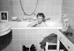 <p>Lee Miller en la bañera, en una foto sacada del catálogo <em>Lee Miller y el Surrealismo en España.</em></p>