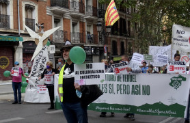 <p>Cientos de personas se han manifestado en Madrid contra los megaproyectos de renovables en las zonas rurales.<strong> / Israel Merino y Andrés Santafé</strong></p>