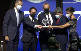 <p>‘Carmen Mola’ recoge el premio Planeta 2021.</p>