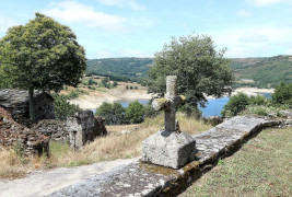 <p>Vista del embalse desde el atrio de la iglesia de San Pedro de Chandrexa. </p>