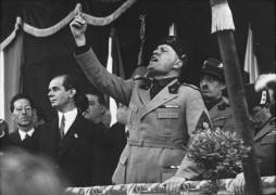 <p>Mussolini arenga a la multitud en la Piazza Duomo de Milán, en mayo de 1930.</p>