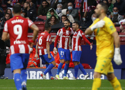 <p>Los jugadores del Atleti celebran el primer gol de Carrasco.</p>