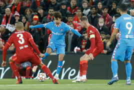 <p>João Félix, marchándose de su par.</p>