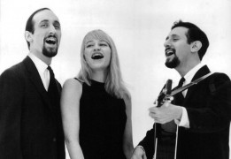 <p>El grupo de folk Peter, Paul & Mary en 1963. En su primer álbum (1962) se advertía de que sus  canciones exigían total atención.</p>