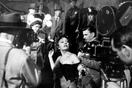 <p>La icónica escena del rodaje con Norma Desmond (Gloria Swanson) en la película El crepúsculo de los dioses.</p>