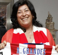 <p>Almudena Grandes, con bufanda y camiseta del Atleti. </p>