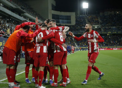 <p>Piña de celebración del tercer gol del Atlético en Cádiz, obra de Correa.</p>