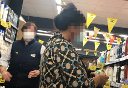 <p>Una de las mujeres gitanas voluntarias de AMUGE compra en un supermercado de Bizkaia mientras es seguida por un vigilante de seguridad.</p>