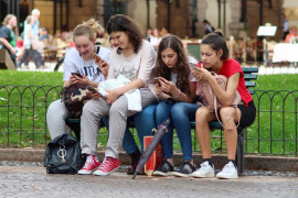 <p>Un grupo de chicas adolescentes miran sus móviles.</p>