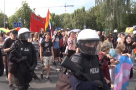 <p>La policía escolta la primera marcha del Orgullo en Bialystok (Polonia) en 2019, amenazada por una gran contramanifestación.</p>