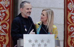 <p>Miguel Bosé recibe la Medalla de las Artes de la mano de la expresidenta de la Comunidad de Madrid, Cristina Cifuentes (2017).</p>