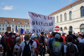 <p>Manifestación de los antivacunas en Besançon (Francia), el pasado mes de agosto.</p>