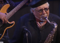 <p>Charles Lloyd interpretando <em>La llorona</em> en uno de sus conciertos en Nueva York.</p>