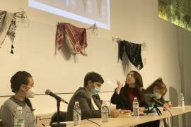 <p>Sahar Francis y Aseel AlBajeh en un evento reciente en Madrid. A su lado, dos traductoras.</p>