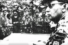 <p>El general Suharto (derecha) asiste al funeral de los generales asesinados (Indonesia, 1965).</p>