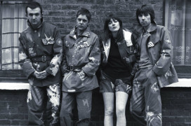 <p>Throbbing Gristle, una banda británica que solía usar imágenes de campos de concentración nazis en sus actuaciones.</p>