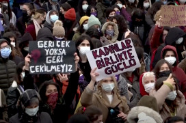 <p>Mujeres y colectivos LGTBIQ+ protestan en Turquía contra la retirada del país del Convenio de Estambul (Marzo de 2021).</p>